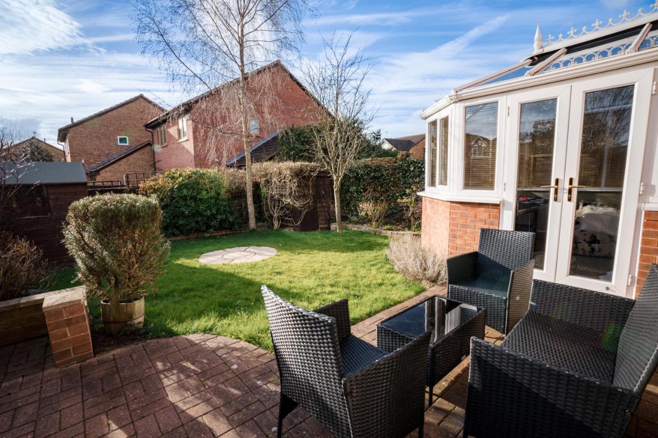 4-Bed Cotswold Getaway With Hot Tub & Gaming Room Churchdown Exterior foto
