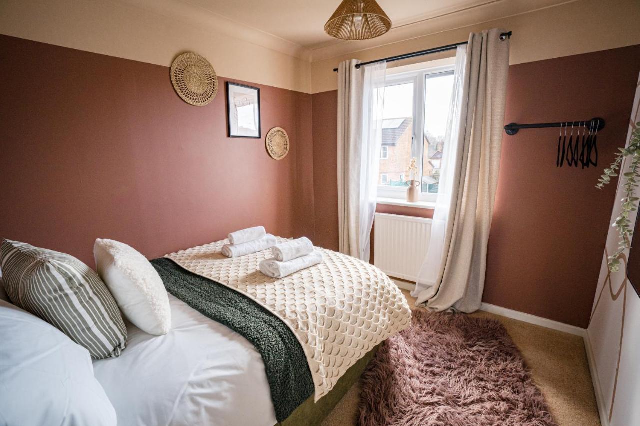 4-Bed Cotswold Getaway With Hot Tub & Gaming Room Churchdown Exterior foto