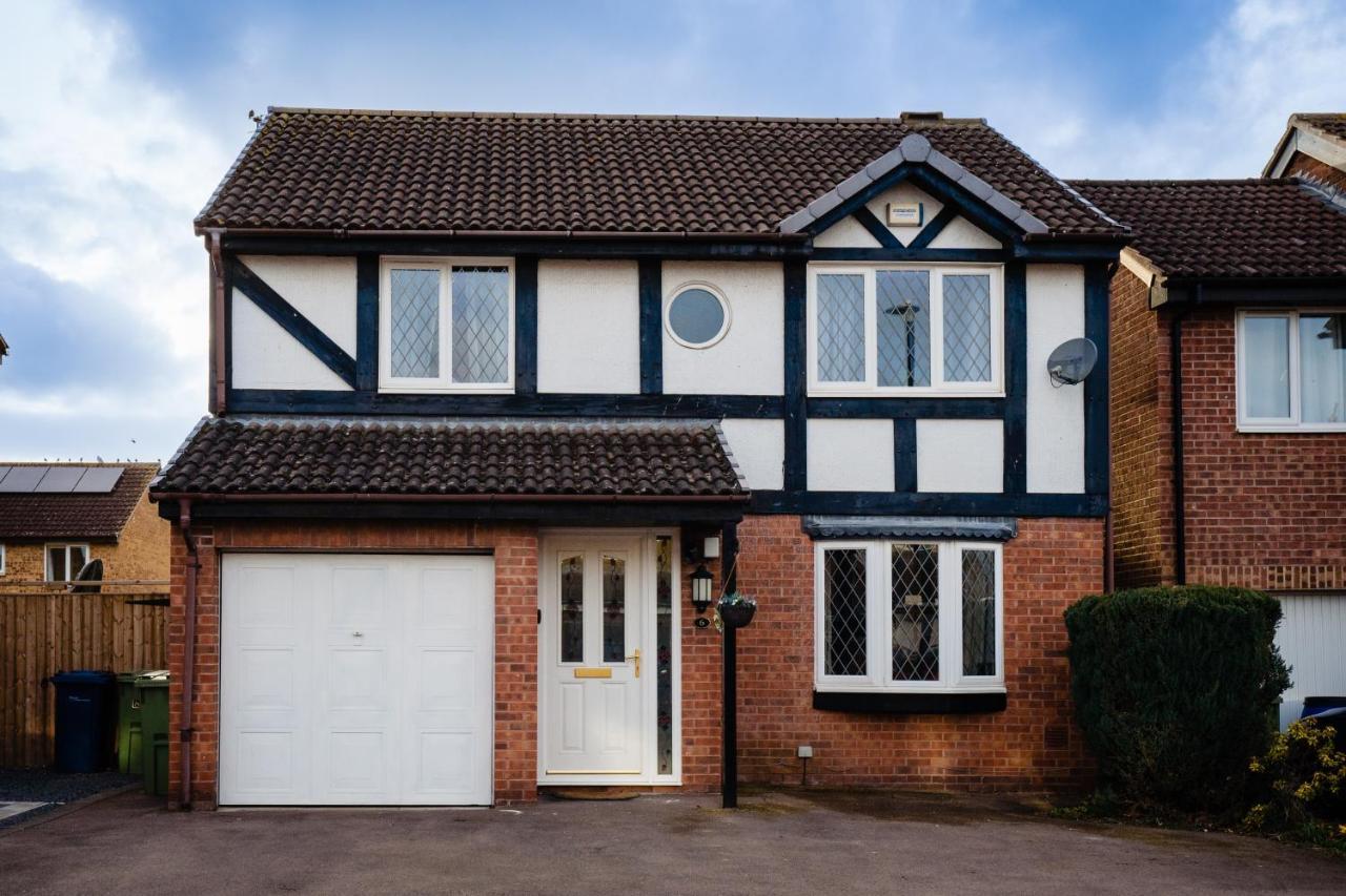 4-Bed Cotswold Getaway With Hot Tub & Gaming Room Churchdown Exterior foto
