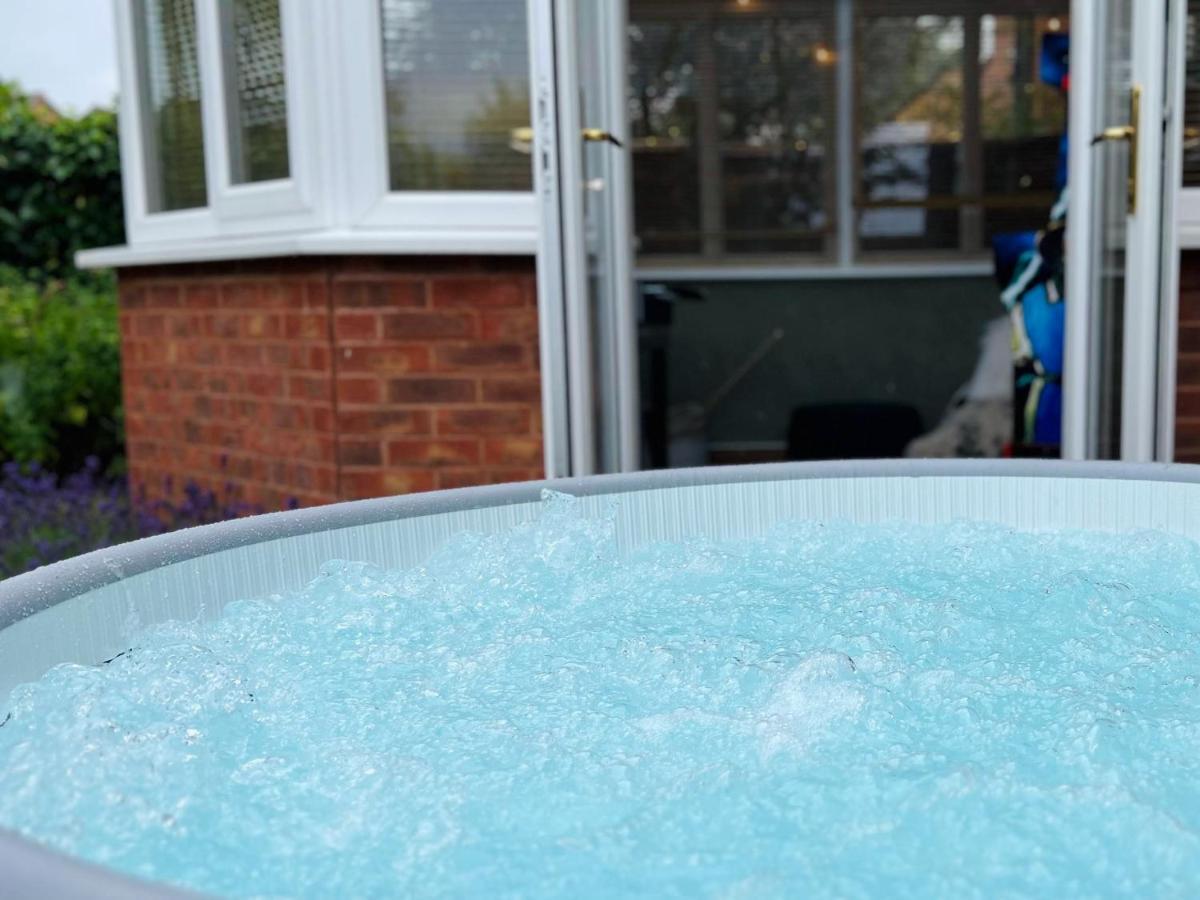 4-Bed Cotswold Getaway With Hot Tub & Gaming Room Churchdown Exterior foto